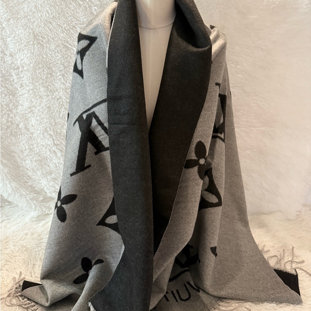 Louis Vuitton Cashmere Scarf/Shawl/Wrap - Picture 4 of 10